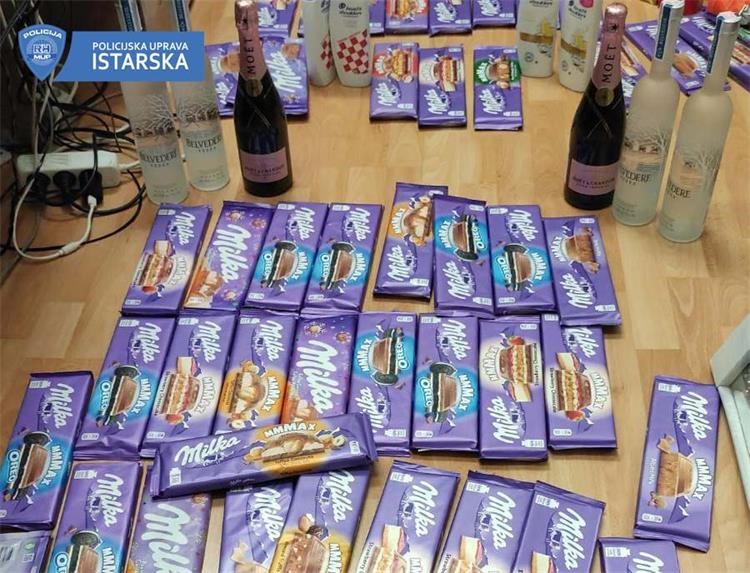 Pulska policija riješila seriju krađa! MLADIĆ I DJEVOJKA UKRALI VIŠE OD 150 ČOKOLADA, ODJEĆU, HRANU..